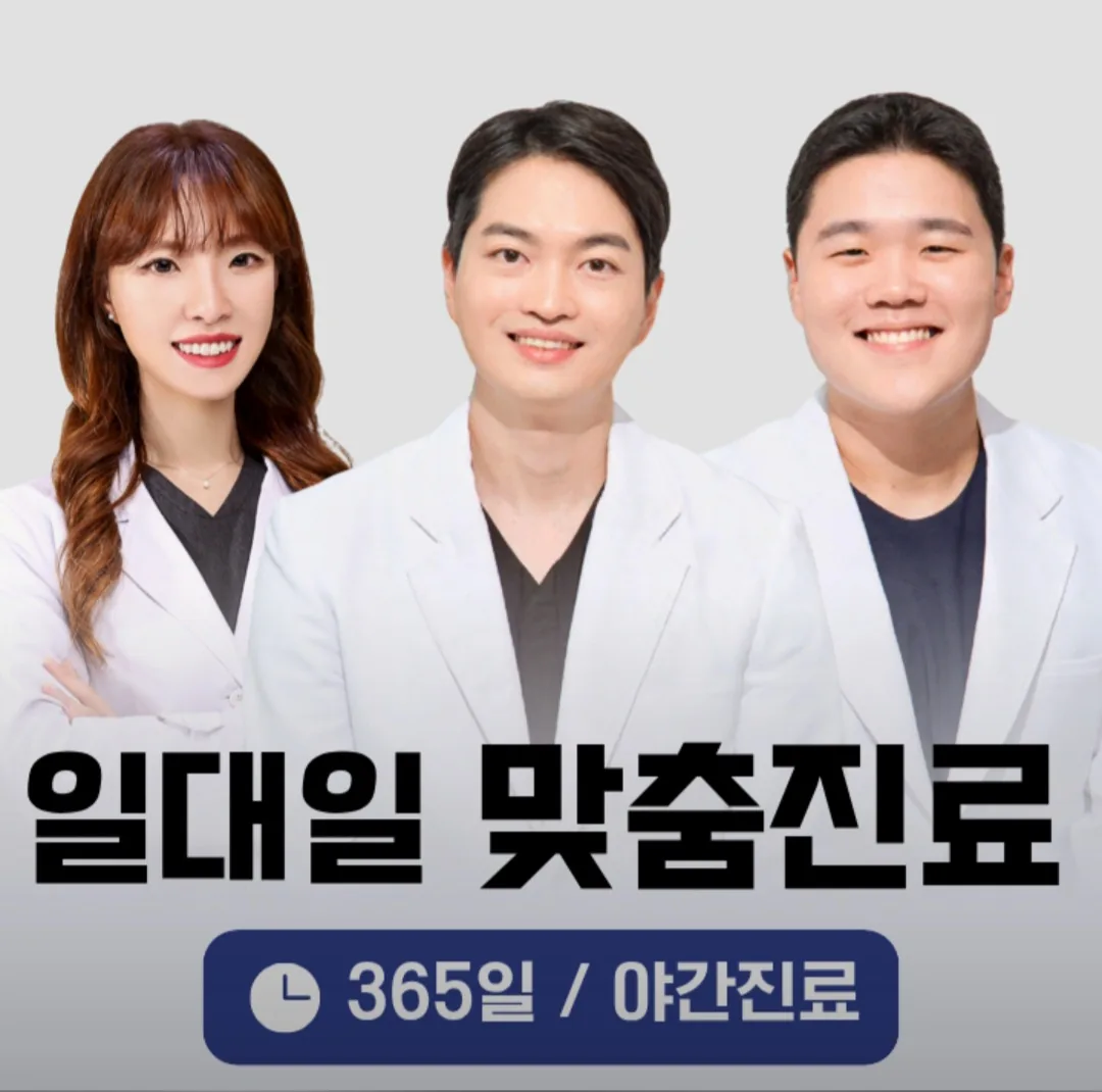 회식 자리에서 물과 술을 번갈아 마시며 안주를 고르는 모습